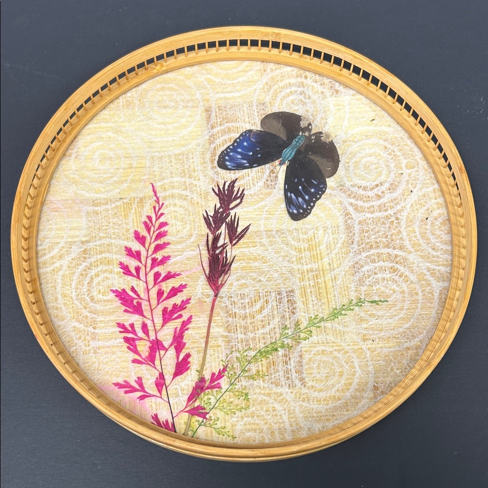 Vintage round bamboo & rattan serving tray with preserved florals & butterfly - Picture 1 of 10